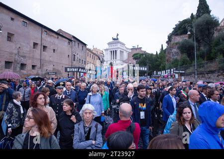 Roma, RM, Italia. 16 ottobre 2023. marcia silenziosa per commemorare gli ebrei morti nei campi di concentramento nazisti, in occasione del 80° anniversario del raduno degli ebrei da parte dei nazifascisti a Roma (Credit Image: © Matteo Nardone/Pacific Press via ZUMA Press Wire) SOLO USO EDITORIALE! Non per USO commerciale! Foto Stock