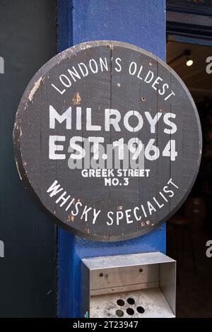 Milroys Whisky Shop Greek Street Londra Inghilterra Regno Unito Foto Stock