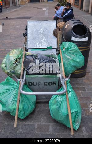 Carrello di raccolta rifiuti Londra Inghilterra Regno Unito Foto Stock