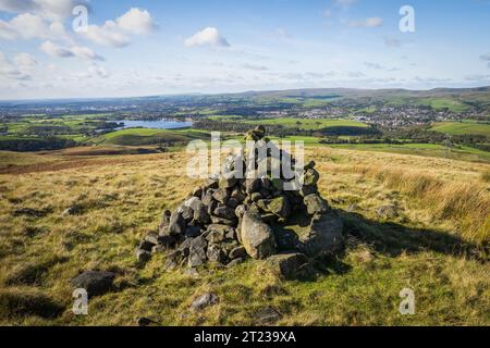 Gritstone Rock sulla pennine Way vicino al bordo di Blackstone sopra littleborough nei South Pennines Foto Stock