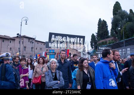 Roma, Italia. 16 ottobre 2023. marcia silenziosa per commemorare gli ebrei morti nei campi di concentramento nazisti, in occasione del 80° anniversario del raduno degli ebrei da parte dei nazifascisti a Roma (foto di Matteo Nardone/Pacific Press/Sipa USA) credito: SIPA USA/Alamy Live News Foto Stock