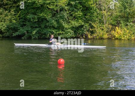 14 23 giugno Un canottiere single in addestramento sul fiume a Henley-on-Thames nell'Oxfordshire, in preparazione alla regata reale la settimana successiva. Foto Stock