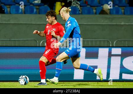 Islanda. 16 ottobre 2023. Reykjavik, Islanda, 16 ottobre 2023: Dennis Salanovic (11 Liechtenstein) lotta per la palla (duello) durante la partita di calcio delle qualificazioni europee UEFA tra Islanda e Liechtenstein a Laugardalsvollur a Reykjavik, Islanda. (Gunnar Örn Árnason/SPP) credito: SPP Sport Press Photo. /Alamy Live News Foto Stock