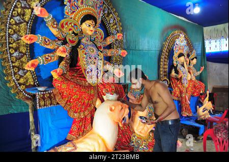 Sylhet, Bangladesh. 16 ottobre 2023 Sylhet, Bangladesh: SAGOR PAUL, a Promising Idol Artist is coloring on the sculpture of a Hindu Deity in preparazione del prossimo Durga Puja Festival 2023 a Sylhet, Bangladesh. Durga Puja è uno dei più grandi festival della religione indù del Bangladesh ed è celebrato anche nelle regioni del Bengala Occidentale, Odisha, Tripura, Assam e Bihar insieme al Bangladesh. Quest'anno, sarà celebrato da venerdì 20 ottobre 2023 fino a martedì 24 ottobre, 2023. crediti: ZUMA Press, Inc./Alamy Live News Foto Stock