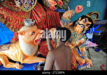 Sylhet, Bangladesh. 16 ottobre 2023 Sylhet, Bangladesh: SAGOR PAUL, a Promising Idol Artist is coloring on the sculpture of a Hindu Deity in preparazione del prossimo Durga Puja Festival 2023 a Sylhet, Bangladesh. Durga Puja è uno dei più grandi festival della religione indù del Bangladesh ed è celebrato anche nelle regioni del Bengala Occidentale, Odisha, Tripura, Assam e Bihar insieme al Bangladesh. Quest'anno, sarà celebrato da venerdì 20 ottobre 2023 fino a martedì 24 ottobre, 2023. crediti: ZUMA Press, Inc./Alamy Live News Foto Stock