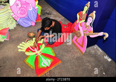 Sylhet, Bangladesh. 16 ottobre 2023 Sylhet, Bangladesh: SAGOR PAUL, a Promising Idol Artist is coloring on the sculpture of a Hindu Deity in preparazione del prossimo Durga Puja Festival 2023 a Sylhet, Bangladesh. Durga Puja è uno dei più grandi festival della religione indù del Bangladesh ed è celebrato anche nelle regioni del Bengala Occidentale, Odisha, Tripura, Assam e Bihar insieme al Bangladesh. Quest'anno, sarà celebrato da venerdì 20 ottobre 2023 fino a martedì 24 ottobre, 2023. crediti: ZUMA Press, Inc./Alamy Live News Foto Stock