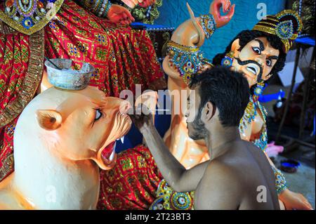 Sylhet, Bangladesh. 16 ottobre 2023 Sylhet, Bangladesh: SAGOR PAUL, a Promising Idol Artist is coloring on the sculpture of a Hindu Deity in preparazione del prossimo Durga Puja Festival 2023 a Sylhet, Bangladesh. Durga Puja è uno dei più grandi festival della religione indù del Bangladesh ed è celebrato anche nelle regioni del Bengala Occidentale, Odisha, Tripura, Assam e Bihar insieme al Bangladesh. Quest'anno, sarà celebrato da venerdì 20 ottobre 2023 fino a martedì 24 ottobre, 2023. crediti: ZUMA Press, Inc./Alamy Live News Foto Stock