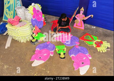 Sylhet, Bangladesh. 16 ottobre 2023 Sylhet, Bangladesh: SAGOR PAUL, a Promising Idol Artist is coloring on the sculpture of a Hindu Deity in preparazione del prossimo Durga Puja Festival 2023 a Sylhet, Bangladesh. Durga Puja è uno dei più grandi festival della religione indù del Bangladesh ed è celebrato anche nelle regioni del Bengala Occidentale, Odisha, Tripura, Assam e Bihar insieme al Bangladesh. Quest'anno, sarà celebrato da venerdì 20 ottobre 2023 fino a martedì 24 ottobre, 2023. crediti: ZUMA Press, Inc./Alamy Live News Foto Stock