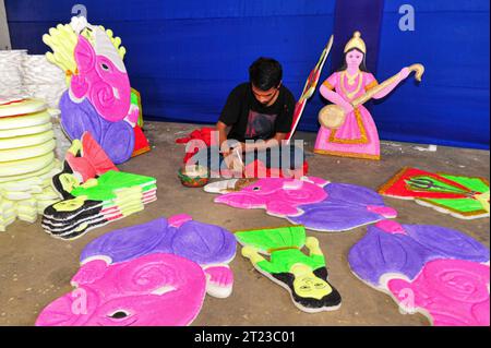 Sylhet, Bangladesh. 16 ottobre 2023 Sylhet, Bangladesh: SAGOR PAUL, a Promising Idol Artist is coloring on the sculpture of a Hindu Deity in preparazione del prossimo Durga Puja Festival 2023 a Sylhet, Bangladesh. Durga Puja è uno dei più grandi festival della religione indù del Bangladesh ed è celebrato anche nelle regioni del Bengala Occidentale, Odisha, Tripura, Assam e Bihar insieme al Bangladesh. Quest'anno, sarà celebrato da venerdì 20 ottobre 2023 fino a martedì 24 ottobre, 2023. crediti: ZUMA Press, Inc./Alamy Live News Foto Stock