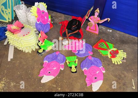 Sylhet, Bangladesh. 16 ottobre 2023 Sylhet, Bangladesh: SAGOR PAUL, a Promising Idol Artist is coloring on the sculpture of a Hindu Deity in preparazione del prossimo Durga Puja Festival 2023 a Sylhet, Bangladesh. Durga Puja è uno dei più grandi festival della religione indù del Bangladesh ed è celebrato anche nelle regioni del Bengala Occidentale, Odisha, Tripura, Assam e Bihar insieme al Bangladesh. Quest'anno, sarà celebrato da venerdì 20 ottobre 2023 fino a martedì 24 ottobre, 2023. crediti: ZUMA Press, Inc./Alamy Live News Foto Stock