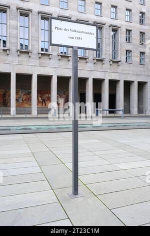 Berlino, Germania, 11 ottobre 2023, firma con l'iscrizione "Piazza della rivolta Popolare del 1953" davanti all'odierno Ministero federale delle Finanze Foto Stock