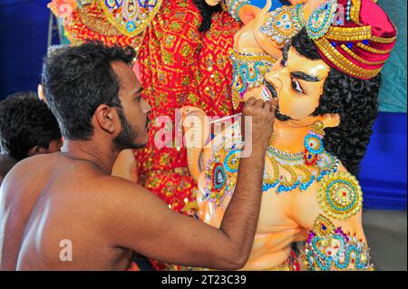 Sylhet, Bangladesh. 16 ottobre 2023 Sylhet, Bangladesh: SAGOR PAUL, a Promising Idol Artist is coloring on the sculpture of a Hindu Deity in preparazione del prossimo Durga Puja Festival 2023 a Sylhet, Bangladesh. Durga Puja è uno dei più grandi festival della religione indù del Bangladesh ed è celebrato anche nelle regioni del Bengala Occidentale, Odisha, Tripura, Assam e Bihar insieme al Bangladesh. Quest'anno, sarà celebrato da venerdì 20 ottobre 2023 fino a martedì 24 ottobre, 2023. crediti: ZUMA Press, Inc./Alamy Live News Foto Stock