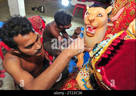 Sylhet, Bangladesh. 16 ottobre 2023 Sylhet, Bangladesh: SAGOR PAUL, a Promising Idol Artist is coloring on the sculpture of a Hindu Deity in preparazione del prossimo Durga Puja Festival 2023 a Sylhet, Bangladesh. Durga Puja è uno dei più grandi festival della religione indù del Bangladesh ed è celebrato anche nelle regioni del Bengala Occidentale, Odisha, Tripura, Assam e Bihar insieme al Bangladesh. Quest'anno, sarà celebrato da venerdì 20 ottobre 2023 fino a martedì 24 ottobre, 2023. crediti: ZUMA Press, Inc./Alamy Live News Foto Stock