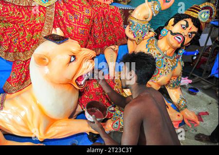 Sylhet, Bangladesh. 16 ottobre 2023 Sylhet, Bangladesh: SAGOR PAUL, a Promising Idol Artist is coloring on the sculpture of a Hindu Deity in preparazione del prossimo Durga Puja Festival 2023 a Sylhet, Bangladesh. Durga Puja è uno dei più grandi festival della religione indù del Bangladesh ed è celebrato anche nelle regioni del Bengala Occidentale, Odisha, Tripura, Assam e Bihar insieme al Bangladesh. Quest'anno, sarà celebrato da venerdì 20 ottobre 2023 fino a martedì 24 ottobre, 2023. crediti: ZUMA Press, Inc./Alamy Live News Foto Stock