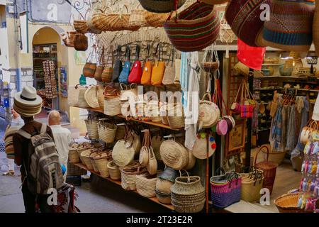 Negozio di articoli per cesti ad Antibes, nel sud della Francia, che vende cappelli e cesti. Foto Stock