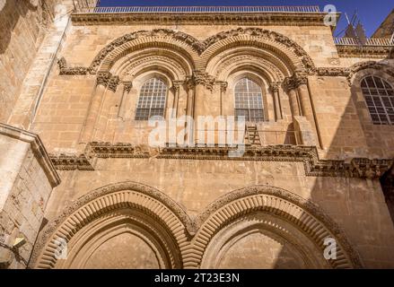 Le affascinanti finestre e la cosiddetta "scala immobile" sull'ingresso della Chiesa del Santo Sepolcro nella città vecchia di Gerusalemme, Israele. Foto Stock