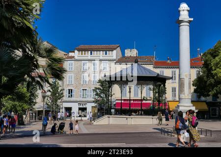 La città vecchia di Antibes mostra la "Place National" centrale e le strade vicine con fiori. Foto Stock