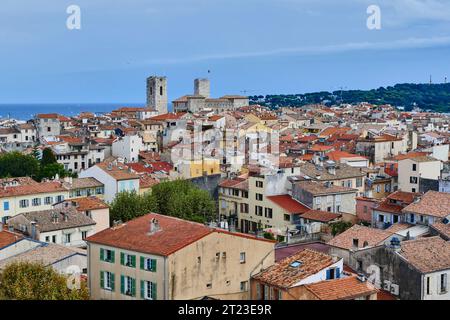 Vista aerea panoramica di una città costiera mediterranea con l'architettura storica della città vecchia di Antibes sulla Costa Azzurra Foto Stock