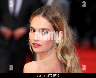 Lily James partecipa alla prima mondiale della "Società di Pie Pie Pie Pere e Letterario di Guernsey" al Curzon Mayfair di Londra, Inghilterra. Foto Stock