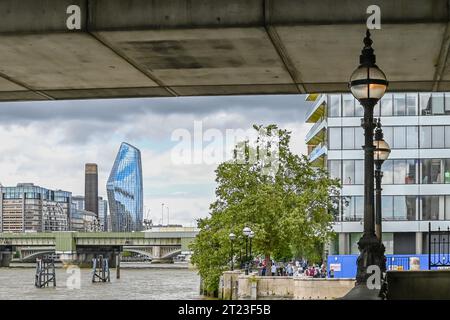 Fishmonger's Hall Wharf Walk lungo il Tamigi nel centro di Londra Foto Stock