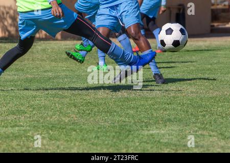 giocatori africani sul campo di calcio, calcio a calci l'inizio della partita Foto Stock