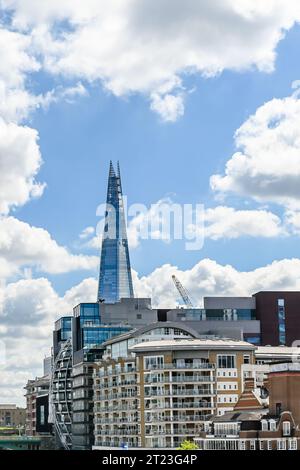 Skyline di Londra lungo il Tamigi fotografo tratto dal Millennium Bridge Foto Stock