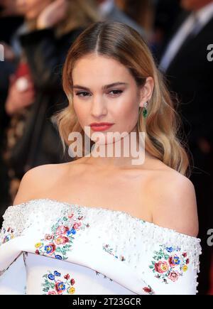 Londra, Regno Unito. 9 aprile 2018. Lily James partecipa alla prima mondiale "The Guernsey Literary and Potato Peel Pie Society" al Curzon Mayfair di Londra, Inghilterra. (Foto di Fred Duval/SOPA Images/Sipa USA) credito: SIPA USA/Alamy Live News Foto Stock