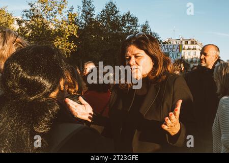 Parigi, Francia. 16 ottobre 2023. Olivier Donnars/le Pictorium - omaggio a Dominique Bernard - 16/10/2023 - Francia/Parigi - Raquel Garrigo, MP LFI - NUPES, al raduno di Place de la Republique a Parigi in omaggio a Dominique Bernard e Samuel Paty, indetto dall'unione degli insegnanti Ile-de-France, credito: LE PICTORIUM/Alamy Live News Foto Stock