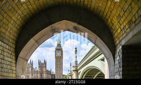 Le Camere del Parlamento dal Ponte di Westminster a Londra Foto Stock