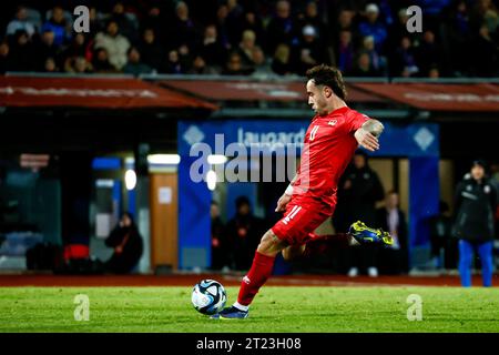 Reykjavik, Islanda. 16 ottobre 2023. Reykjavik, Islanda, 16 ottobre 2023: Dennis Salanovic (11 Liechtenstein) tira la palla durante la partita di calcio delle qualificazioni europee UEFA tra Islanda e Liechtenstein a Laugardalsvollur a Reykjavik, Islanda. (Gunnar Örn Arnason/SPP) credito: SPP Sport Press Photo. /Alamy Live News Foto Stock