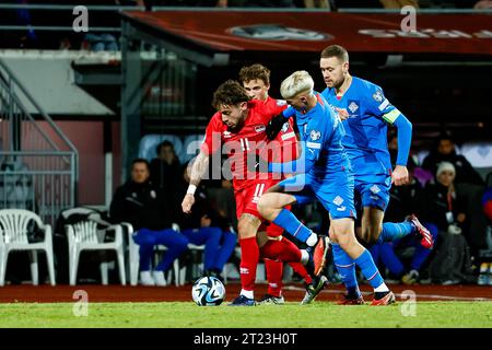 Reykjavik, Islanda. 16 ottobre 2023. Reykjavik, Islanda, 16 ottobre 2023: Dennis Salanovic (11 Liechtenstein) lotta per il pallone durante la partita di calcio delle qualificazioni europee UEFA tra Islanda e Liechtenstein a Laugardalsvollur a Reykjavik, Islanda. (Gunnar Örn Arnason/SPP) credito: SPP Sport Press Photo. /Alamy Live News Foto Stock