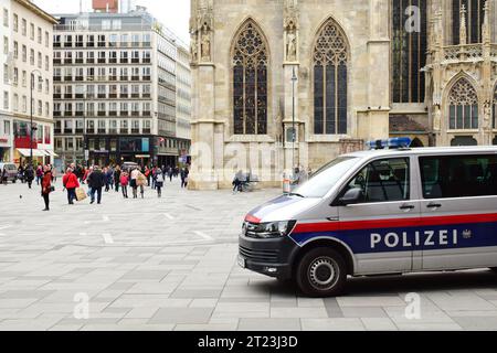 VIENNA, AUSTRIA - 10 MARZO 2020: Pulmino della polizia e gente a Stephansplatz, la piazza storica principale del centro di Vienna Foto Stock