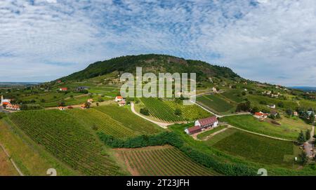 Foto aerea panoramica della collina di Somlo con vigneti e cielo nuvoloso. Foto Stock