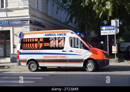 VIENNA, AUSTRIA - 22 OTTOBRE 2018: Ambulanza in servizio durante un piccolo incendio a Mexikoplatz, nel secondo distretto (Leopoldstadt) di Vienna Foto Stock