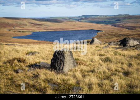 Gritstone Rock sulla pennine Way vicino al bordo di Blackstone sopra littleborough nei South Pennines Foto Stock