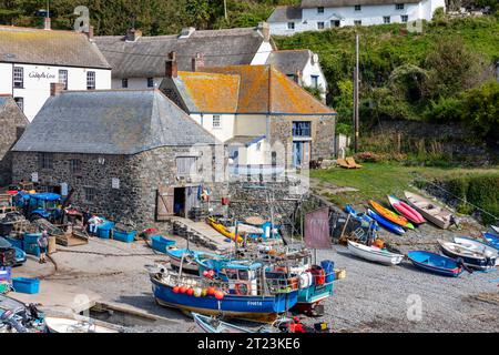 Cadgwith Cove sulla costa della cornovaglia, barche da pesca trasportate fino alla spiaggia di ciottoli, Inghilterra, Regno Unito, settembre 2023 Foto Stock