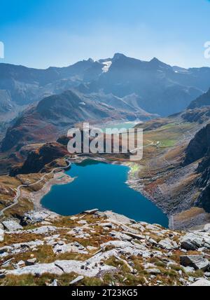 Vista panoramica del passo Nivolet, Parco Nazionale del Gran Paradiso, Alpi italiane. Laghi di Agnel e Serrù in montagna in autunno Foto Stock