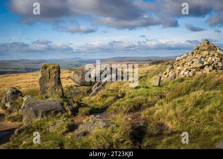 Gritstone Rock sulla pennine Way vicino al bordo di Blackstone sopra littleborough nei South Pennines Foto Stock