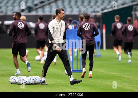 Philadelphia, Stati Uniti. 16 ottobre 2023. Calcio: Nazionale, prima della partita internazionale contro il Messico al Lincoln Financial Field. L'assistente allenatore tedesco Sandro Wagner in azione durante la sessione finale di allenamento prima della partita contro il Messico. Credito: Federico Gambarini/dpa/Alamy Live News Foto Stock