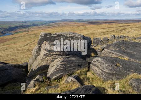 Gritstone Rock sulla pennine Way vicino al bordo di Blackstone sopra littleborough nei South Pennines Foto Stock