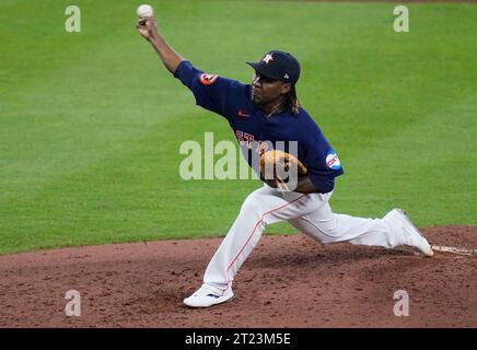 Houston, Stati Uniti. 16 ottobre 2023. Il lanciatore di rilievo degli Houston Astros Rafael Montero lancia il terzo inning dopo aver sostituito il titolare Framber Valdez contro i Texas Rangers in gara 2 degli ALCS al Minute Maid Park di Houston lunedì 16 ottobre 2023. Foto di Kevin M. Cox/UPI Credit: UPI/Alamy Live News Foto Stock