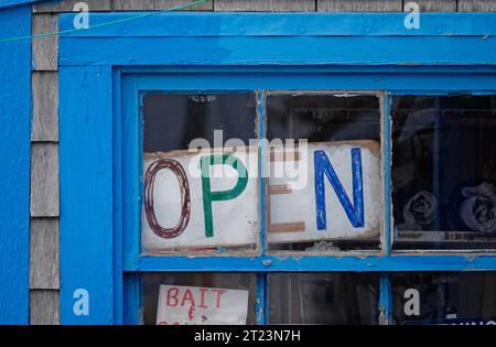 Avevo fatto un cartello "Open" all'interno di una finestra blu d'epoca che si trovava allo stagno di Menamsha a Martha's Vineyard, Massachusetts Foto Stock