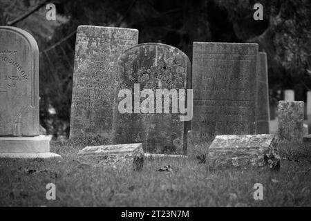 Lapidi antiche presso il cimitero del villaggio di Vineyard Haven, Martha's Vineyard Massachusetts Foto Stock