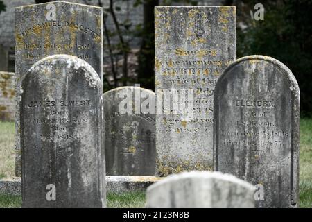 Lapidi antiche presso il cimitero del villaggio di Vineyard Haven, Martha's Vineyard Massachusetts Foto Stock