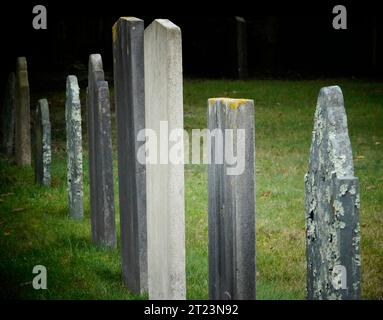 Lapidi antiche presso il cimitero del villaggio di Vineyard Haven, Martha's Vineyard Massachusetts Foto Stock