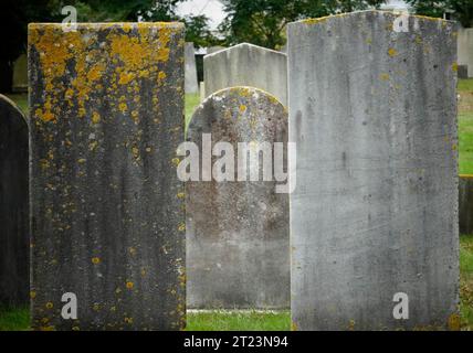 Lapidi antiche presso il cimitero del villaggio di Vineyard Haven, Martha's Vineyard Massachusetts Foto Stock