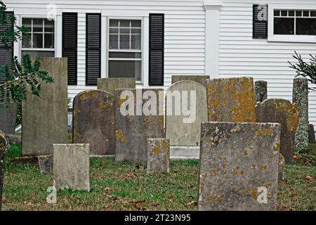 Lapidi antiche presso il cimitero del villaggio di Vineyard Haven, Martha's Vineyard Massachusetts Foto Stock
