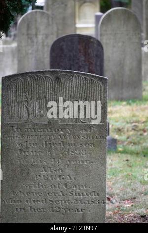 Lapidi antiche presso il cimitero del villaggio di Vineyard Haven, Martha's Vineyard Massachusetts Foto Stock