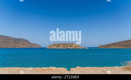 Famosa isola di Spinalonga (Kalidon), ex colonia di lebbrosi e fortezza a Plaka, baia di Elounda dell'isola di Creta in Grecia. Foto di alta qualità Foto Stock