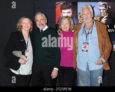 Burbank, USA. 12 febbraio 2011. 12 febbraio 2011 Burbank, CA. Lara Parker, Jerry Lacy, Kathryn Leigh Scott e Christopher Pennock di "Dark Shadows" The Hollywood Show 2011 tenutosi presso il Burbank Airport Marriott Hotel & Convention Center © Tammie Arroyo/AFF-USA.COM credito: AFF/Alamy Live News Foto Stock